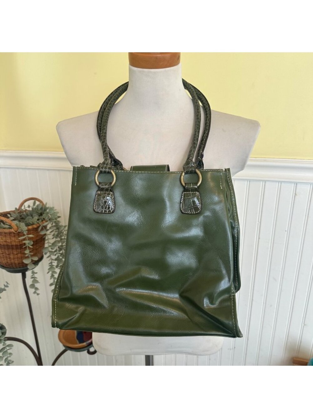 vintage y2k Green Faux Leather Tote Bag Dual Handles & Zippered Interior Pockets